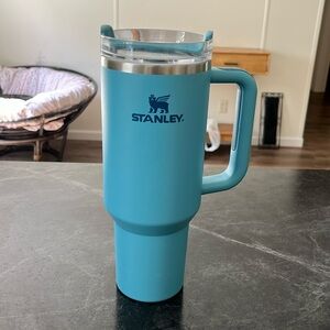 Stanley 40 ounce aquamarine tumbler with handle